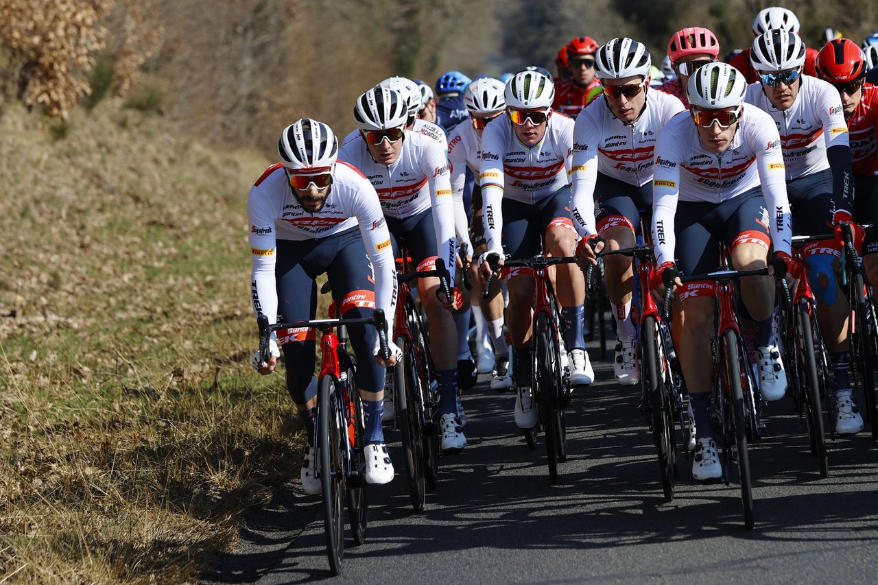 Paris Nice 2022 - 80th Edition - 2nd stage Auffargis - Orleans 159,2 km - 07/03/2022 - Julien Bernard (FRA - Trek - Segafredo) - Markus Hoelgaard (NOR - Trek - Segafredo) - Mads Pedersen (DEN - Trek - Segafredo) - Alex Kirsch (LUX - Trek - Segafredo) - Jasper Stuyven (BEL - Trek - Segafredo) - Otto Vergaerde (BEL - Trek - Segafredo) - photo Luis Angel Gomez/SprintCyclingAgency&Acirc;&copy;2022