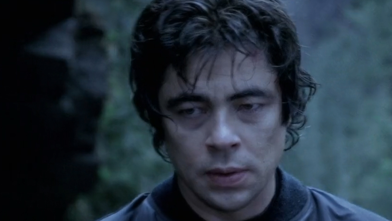 『The Hunted』で真剣な表情を浮かべるベニチオ・デル・トロのクローズアップ