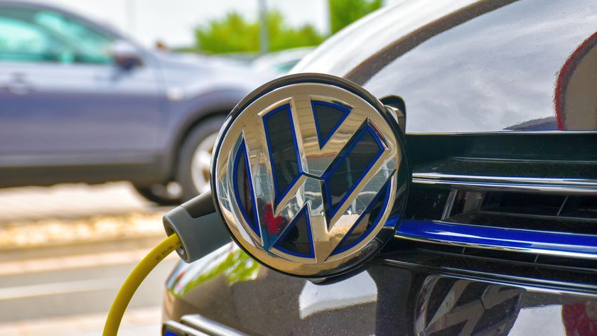 En åpen Volkswagen-logo på en elbil-modell (med strømkontakt bak)