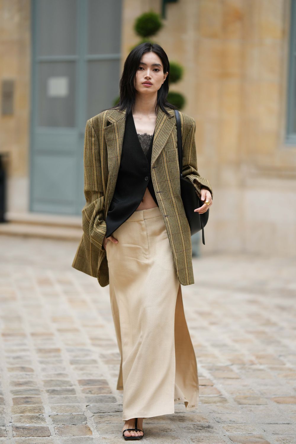 Fashion week attendee wears linen skirt