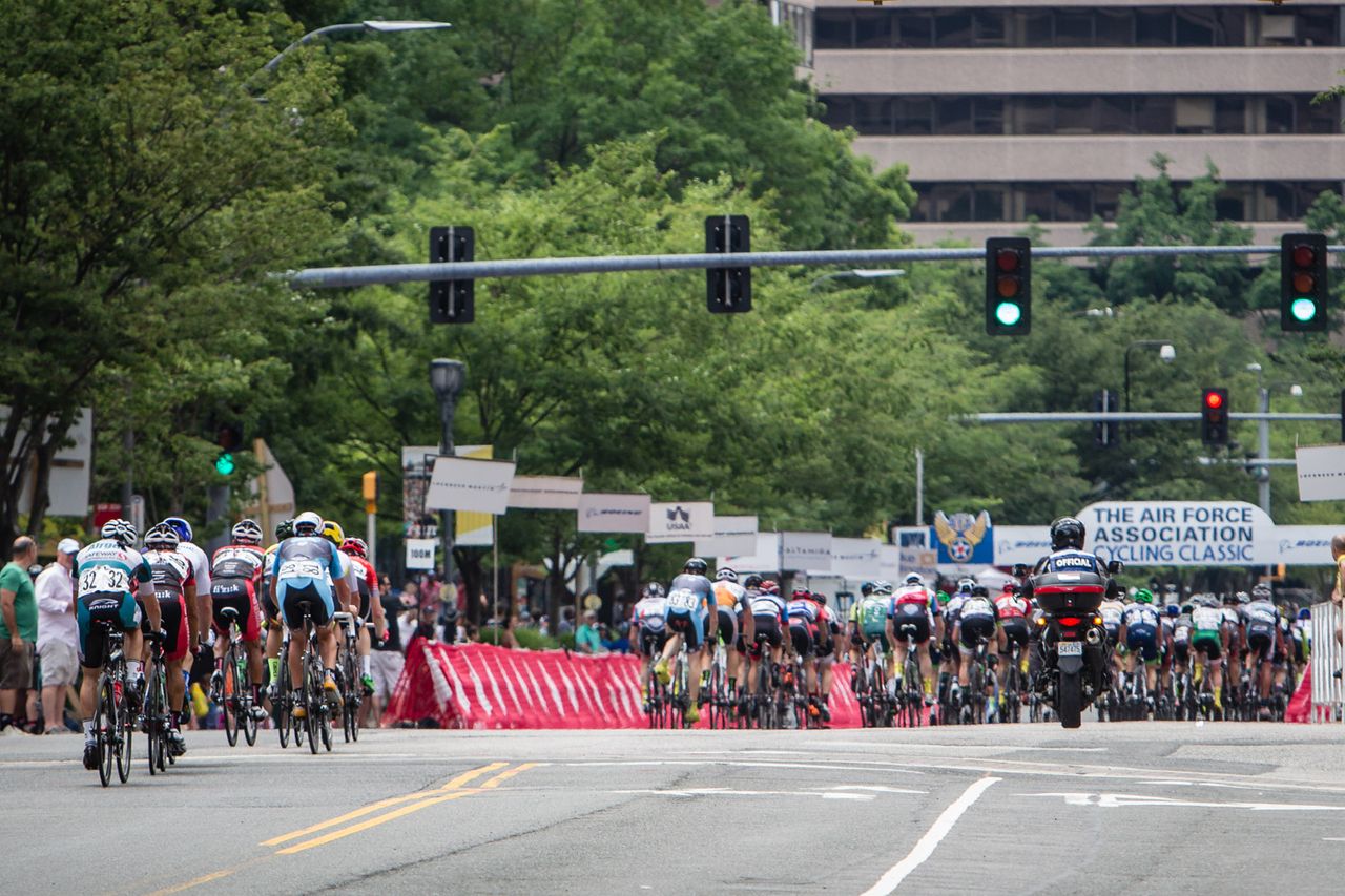 The break about to catch the back of the field in the men&rsquo;s race