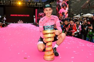 VERONA ITALY MAY 29 Jai Hindley of Australia and Team Bora Hansgrohe Pink Leader Jersey celebrates at podium with the Trofeo Senza Fine as overall race winner during the 105th Giro dItalia 2022 Stage 21 a 174km individual time trial stage from Verona to Verona ITT Giro WorldTour on May 29 2022 in Verona Italy Photo by Tim de WaeleGetty Images
