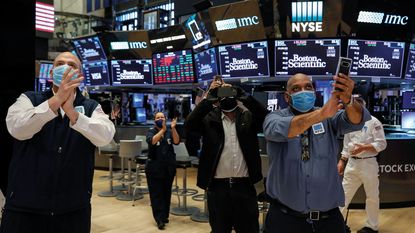 Trader on the floor of the New York Stock Exchange © Alamy