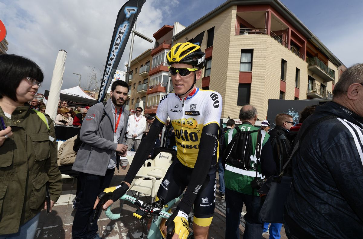 Robert Gesink (LottoNL-Jumbo) chats at the start