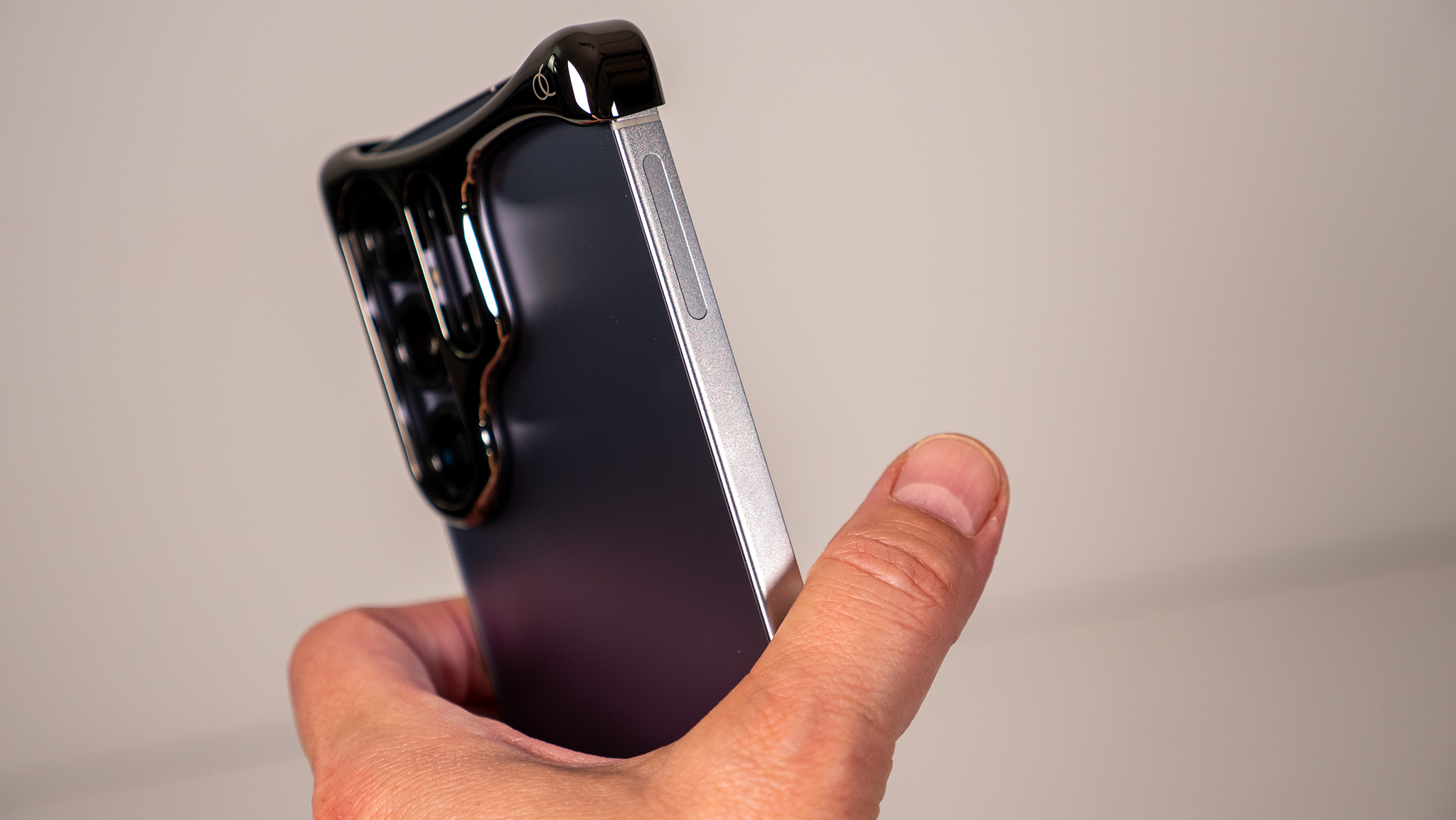 The Aluminum Graphite Arc Pulse case for the Samsung Galaxy S25 Ultra