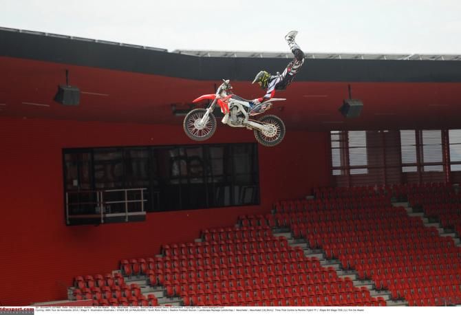 Some aerial tricks for the spectators