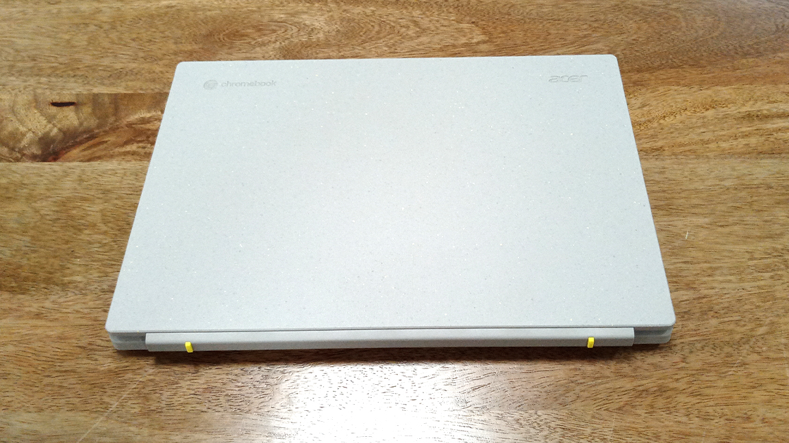 Acer Chromebook Vero 514 -arvostelu;  suljettu Chromebook puupöydällä