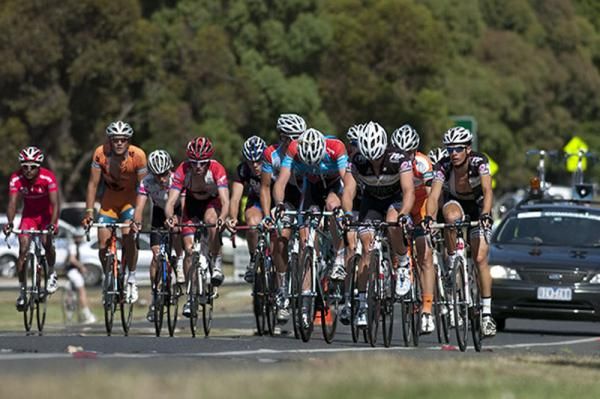 The leading group on the climb up the Midland Highway on lap two of the 12 lap race of 122.4 kilometres.