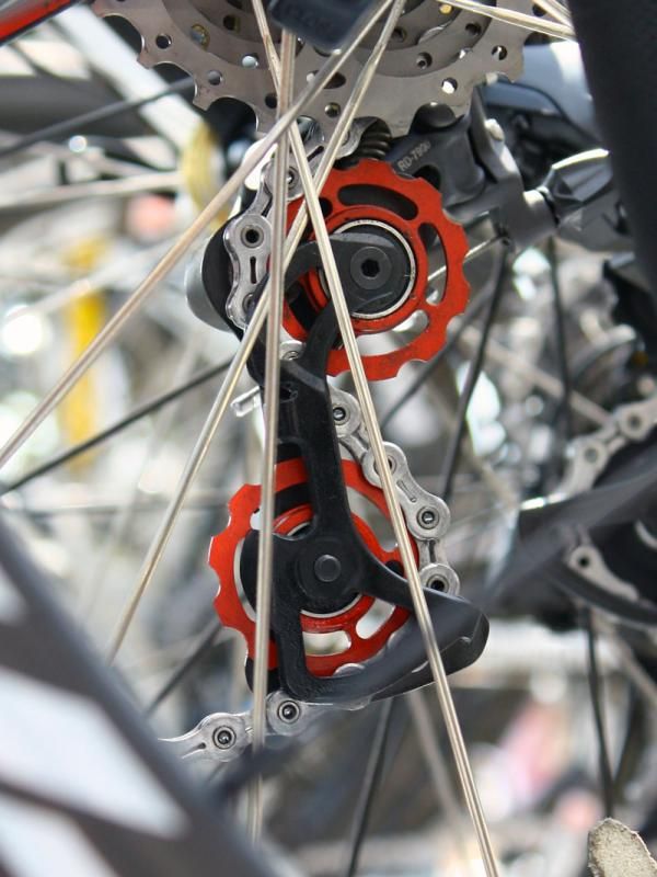 HTC-Columbia sprinter Mark Cavendish gets ceramic-equipped alloy pulleys, too, but his are red.
