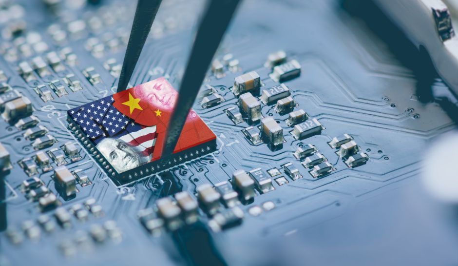 Computer chip with US and China flag