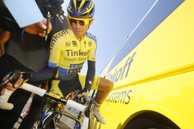 A fan asks Alberto Contador (Tinkoff-Saxo) for an autograph