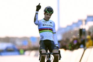 Van Aert back on top in Zolder World Cup