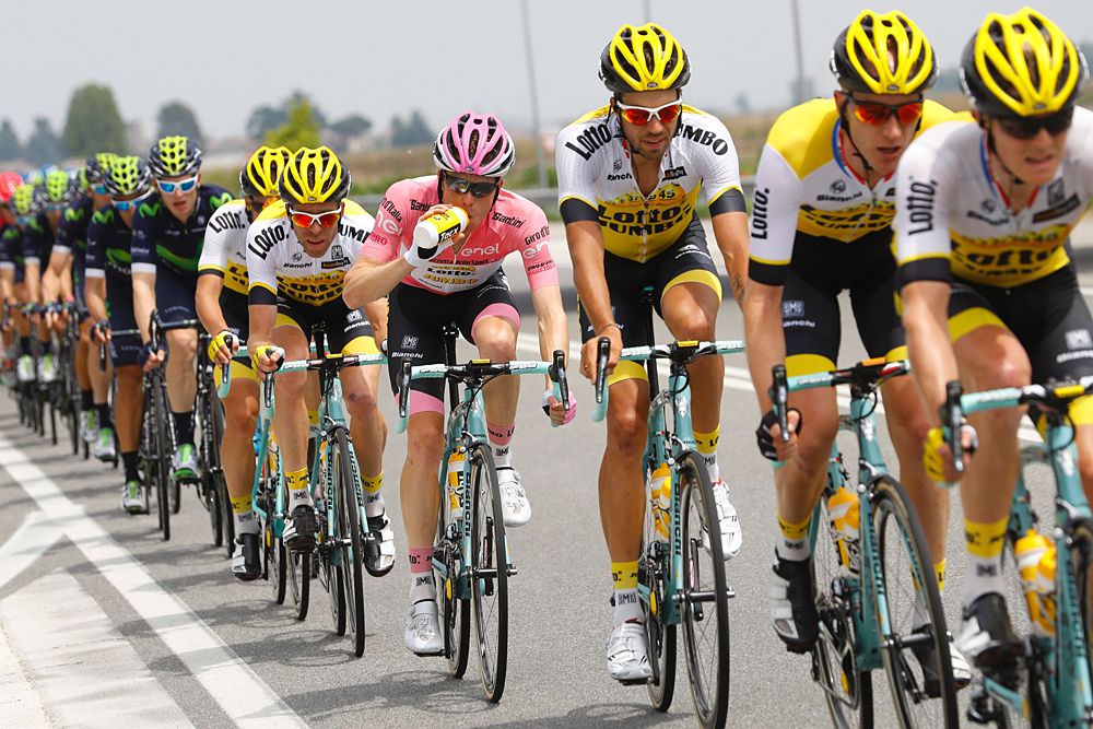 Maglia rosa Steven Kruijswijk is looked after by his LottoNl-Jumbo teammates during the stage