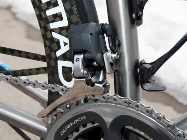 The Shimano Dura-Ace Di2 front derailleur normally requires additional bracing from the seat tube but that's not possible with this curved-tube design.