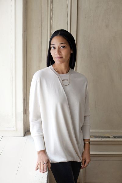 Sleeve, Shoulder, Joint, White, Jewellery, Beauty, Neck, Waist, Street fashion, Beige,