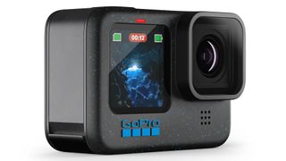 GoPro Hero 12 Black-camera tegen een witte achtergrond, bewerkt tot Hero 13 Black