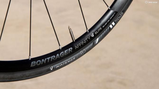 Coming with the Trek Domane Disc 6.9 are new Bontrager Affinity Elite Disc TLR wheels wrapped with 25mm-wide Bontrager R3 tires. Internal rim width is 17mm