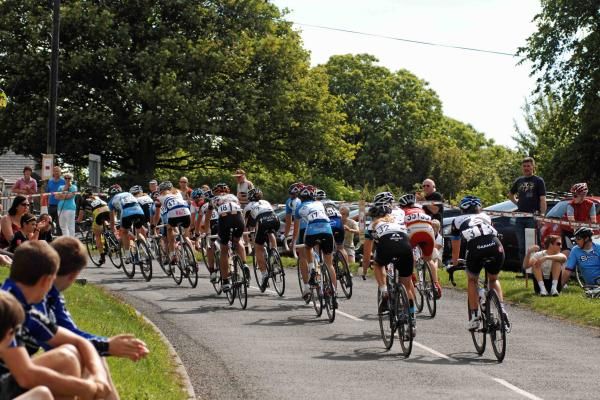 The peloton mid-race