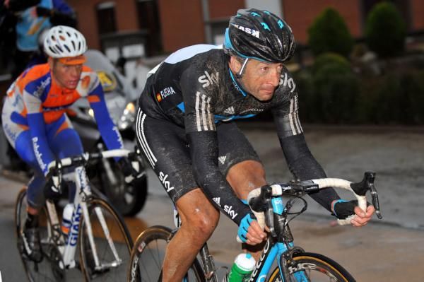 Here Flecha does his turn on the front