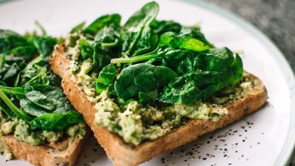 Vegan diet: spinach and avocado on toast 
