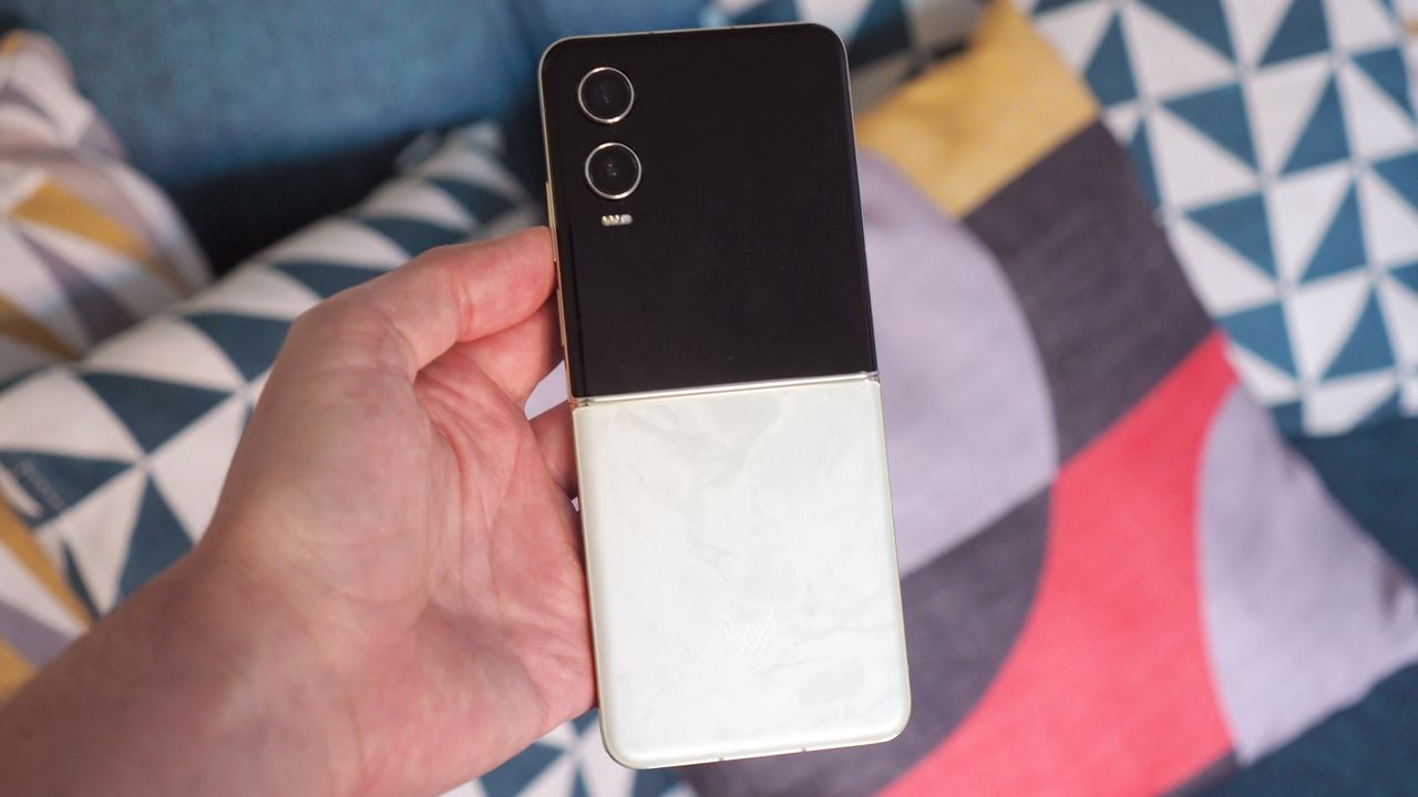 Tecno Phantom V Flip 2 5G v Samsung Galaxy Z Flip 6