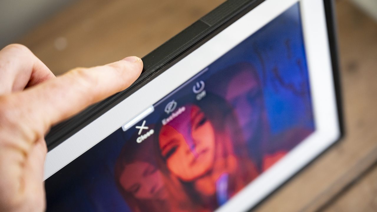 Touch panel of the Aura Carver Mat digital frame