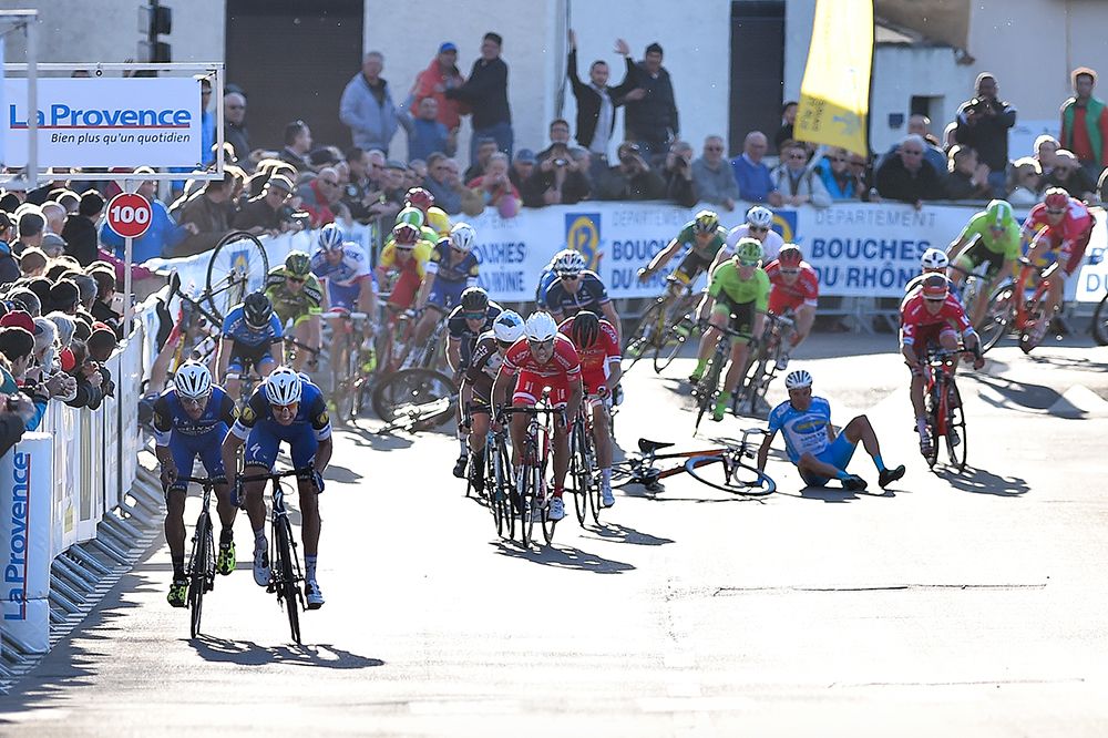 A crash disrupted the sprint behind Etixx-Quickstep