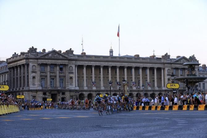 Omega Pharma-Quick-Step lead the peloton in Paris