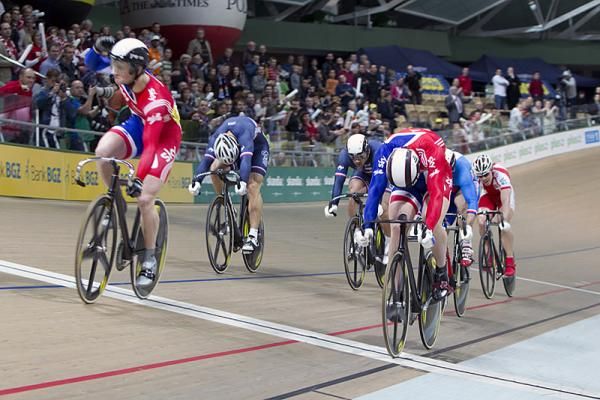 It's 1-2 for Great Britain in the men's keirin championship as Jason Kenny edges compatriot Matthew Crampton.