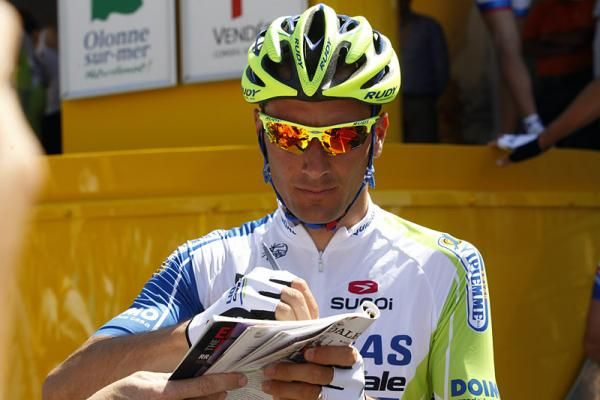 Ivan Basso signs an autograph prior to the start of stage three.
