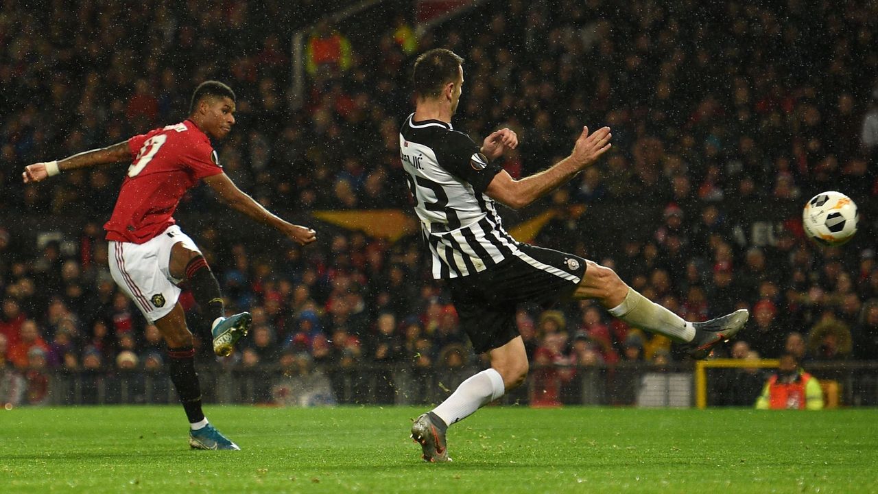 Marcus Rashford scores for Man Utd