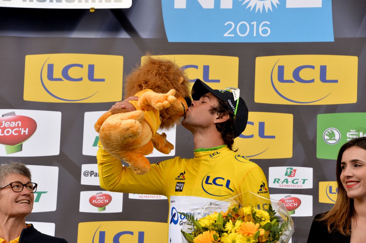 Michael Matthews kisses the loin after winning the prologue