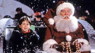 Scott Calvin som jultomten sitter bredvid sin son i en släde i Nu är det jul igen.