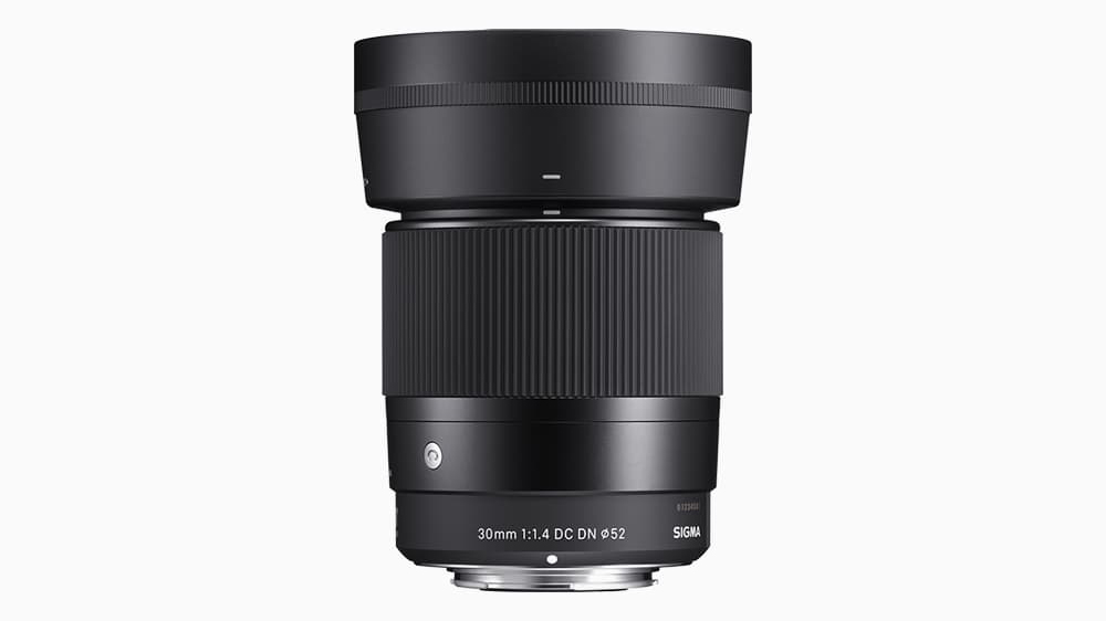 Sigma 30mm F1.4 DC DN Современный объектив для крепления Nikon Z на белом фоне