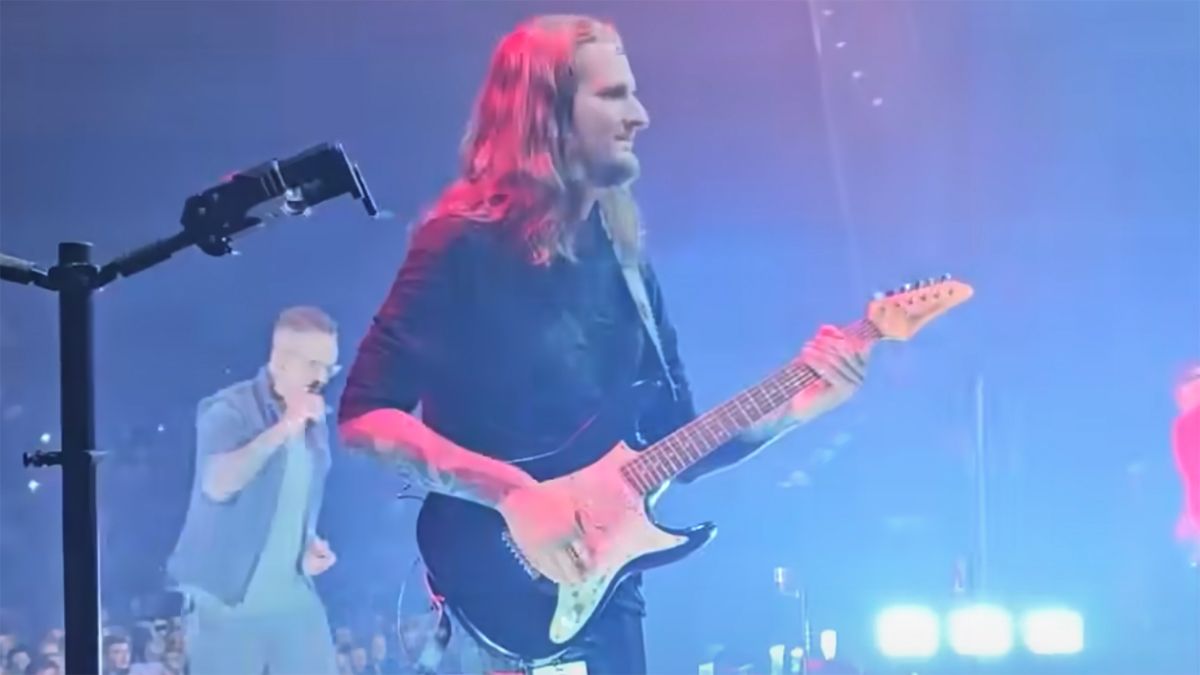 Bernth playing an Ibanez AZES at the Salzburgarena