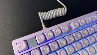 The Epomaker x Leobog Hi75 mechanical keyboard with coiled cable