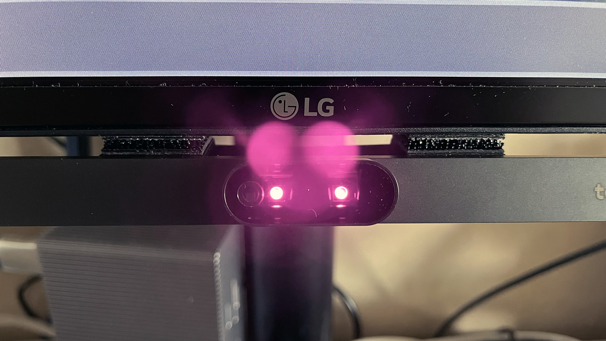 De infraröda sensorerna lyser i Tobii Eye Tracker 5.