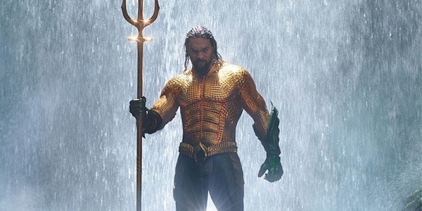 Jason Momoa in his Aquaman costume holding the trident in Aquaman 2018