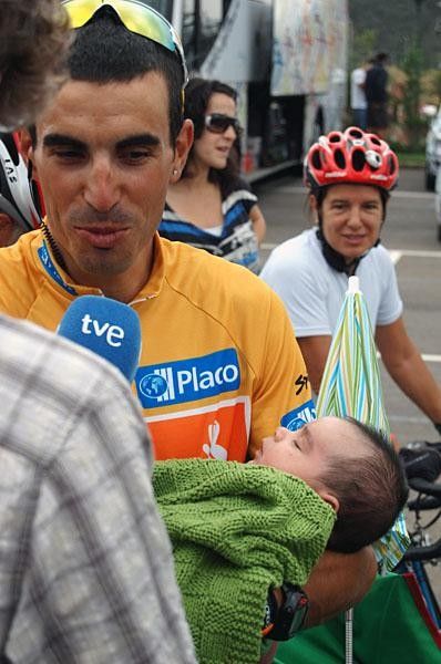 A happy Egoi Mart&iacute;nez (Euskaltel-Euskadi) with his precious baby and his precious golden jersey.