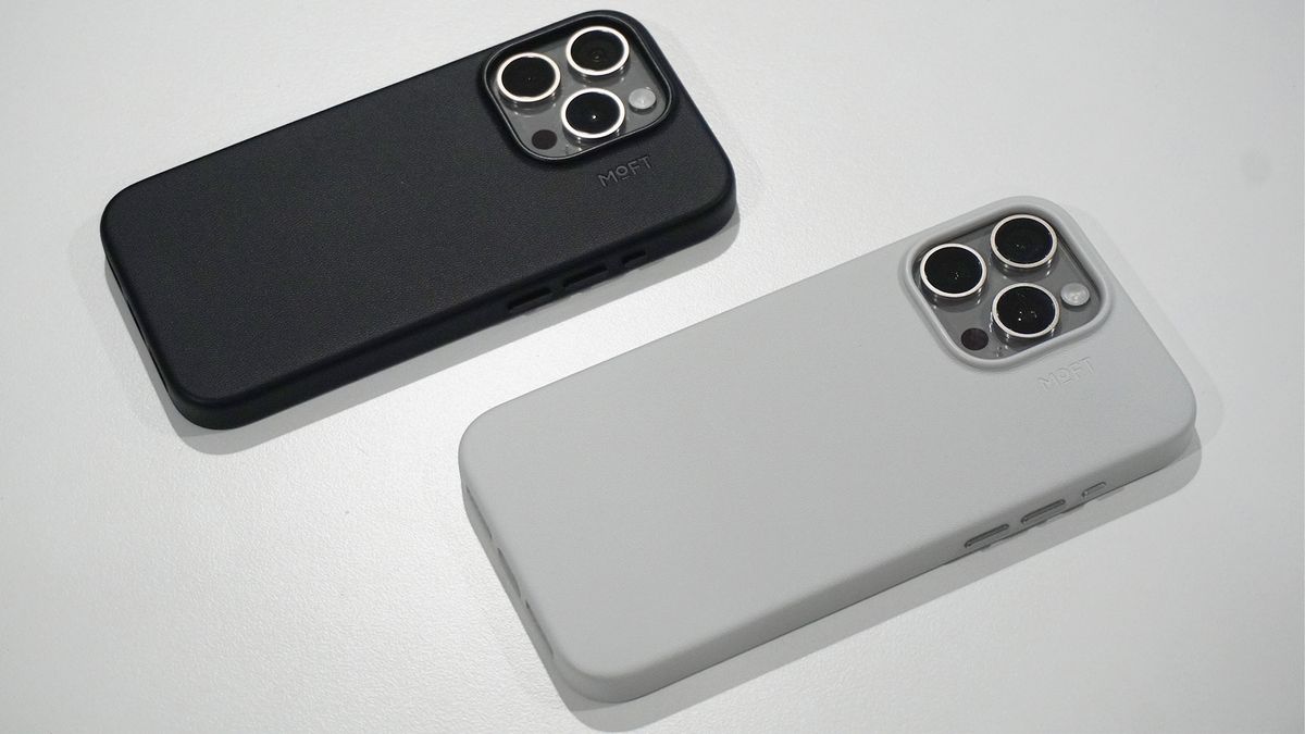 Moft iPhone 15 Pro case black and Misty Cove