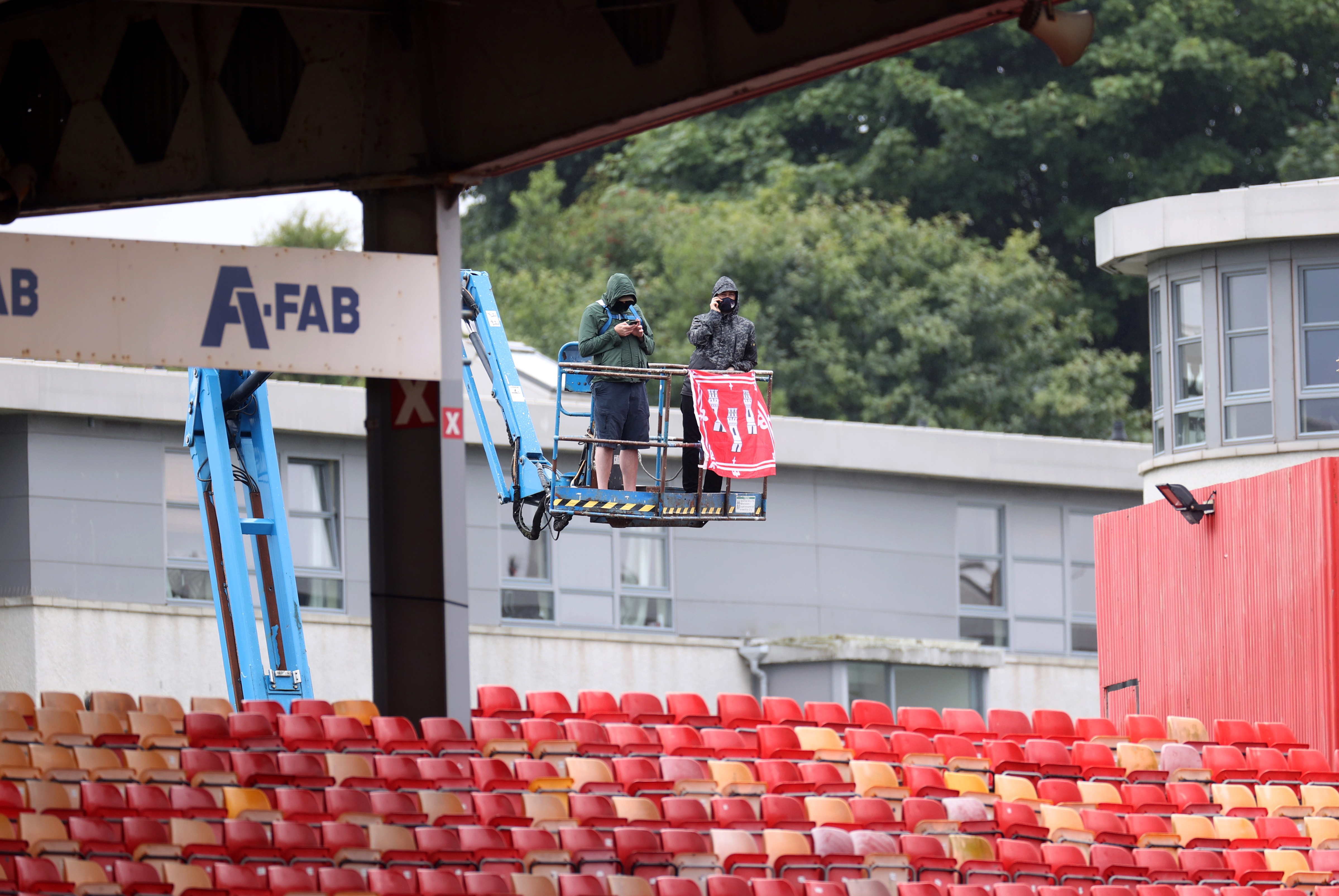 Two Aberdeen fans showed their ingenuity