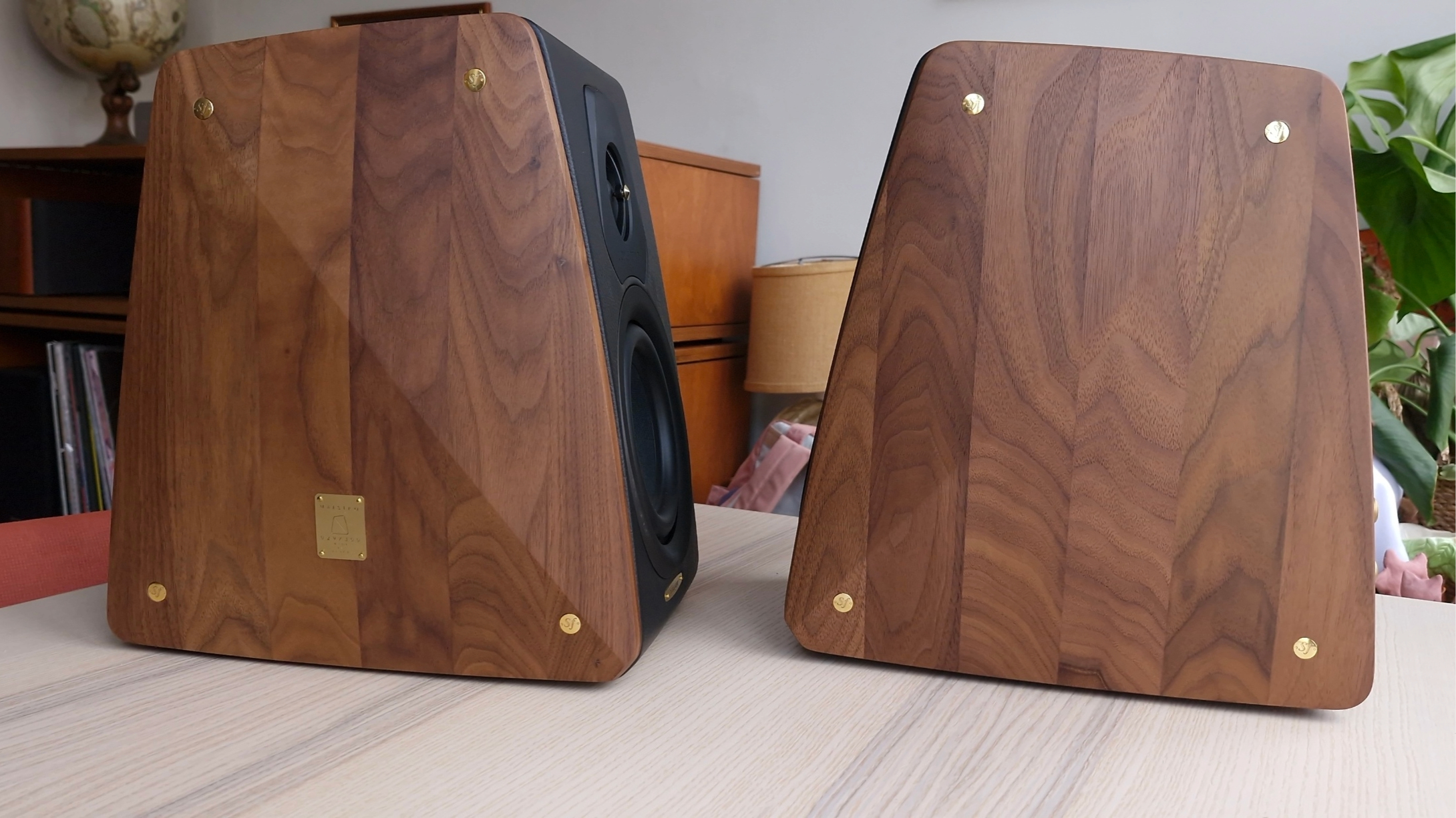 Sonus Faber Concertino G4 bookshelf speakers on a wooden surface