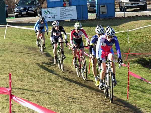 The elite juniors keep it together at the front of the field.