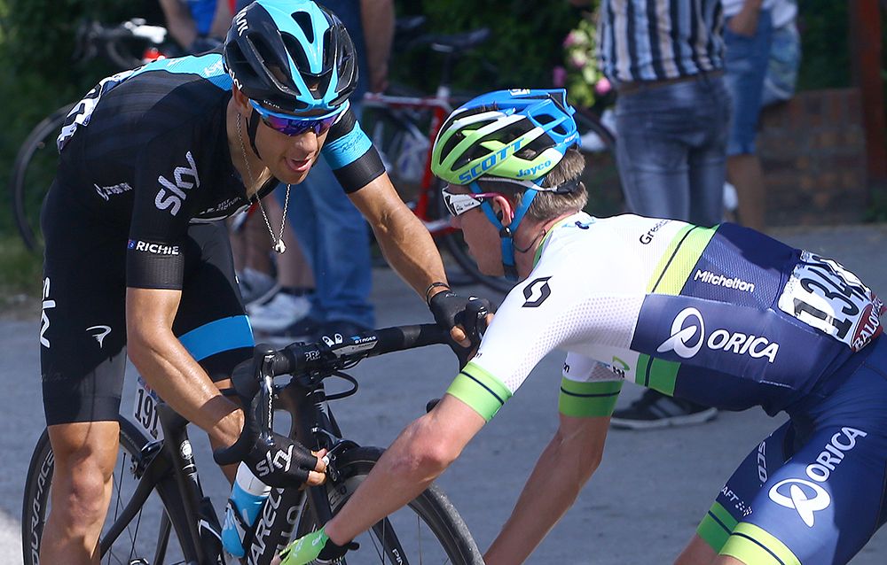 Simon Clarke helps Richie Porte with a wheel change