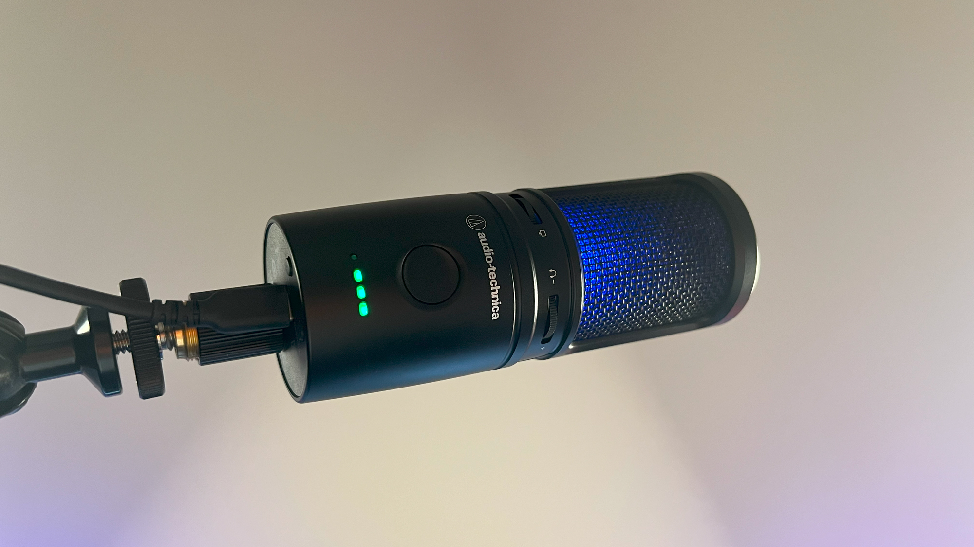 Lampy operacyjne Audio-Technica AT2020USB-XP, w tym niebieskie światło RGB przez kratkę
