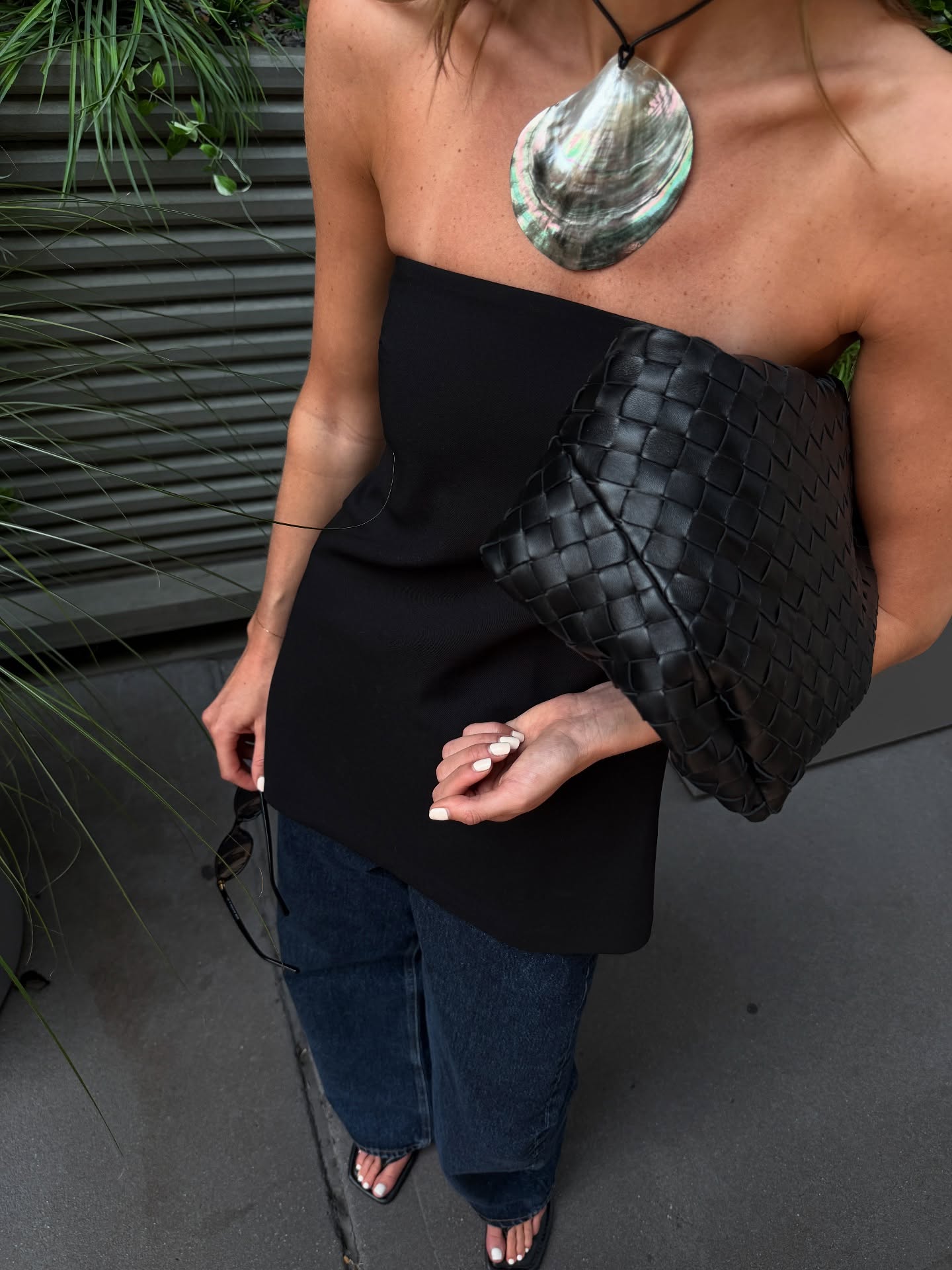 @cocoschiffer's image wears a black waist, one of the key summer trends in 2025.