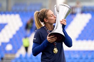 Alexia Putellas kissing a trophy