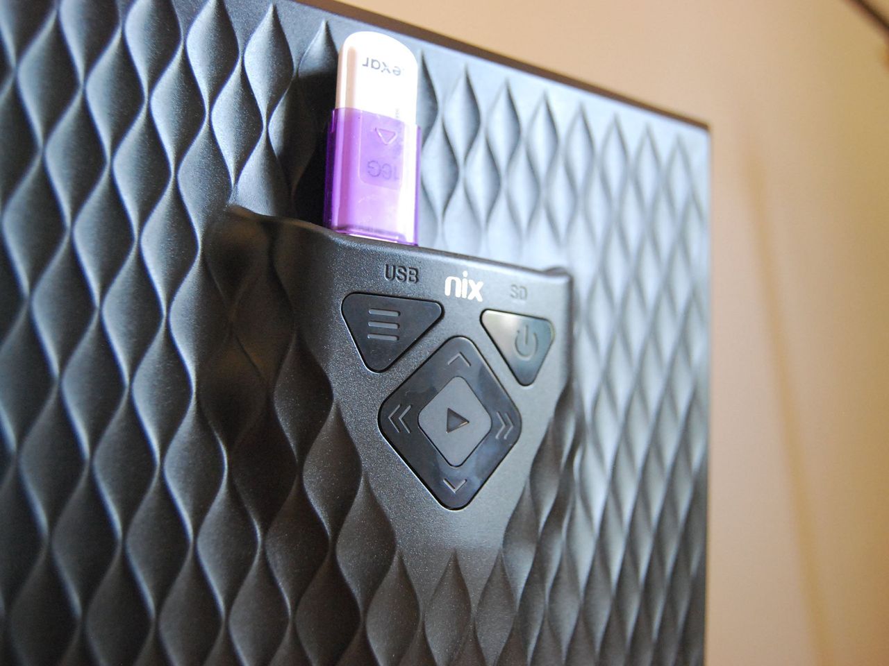 Nix Lux digital photo frame keeps it simple and succeeds