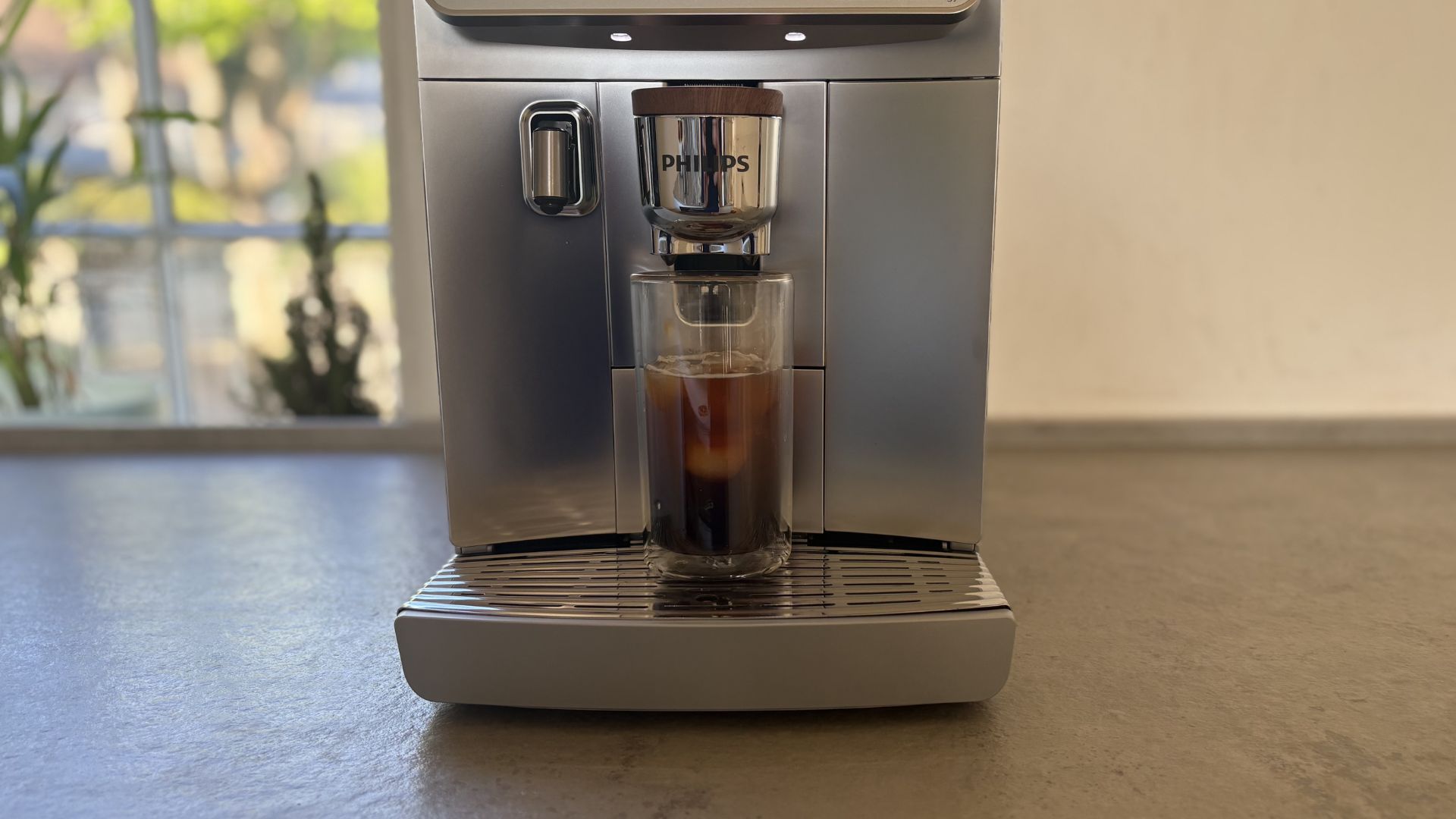 Testing the Philips Caf&amp;eacute; Aromis 8000 Series Bean to Cup Coffee Machine on the counter