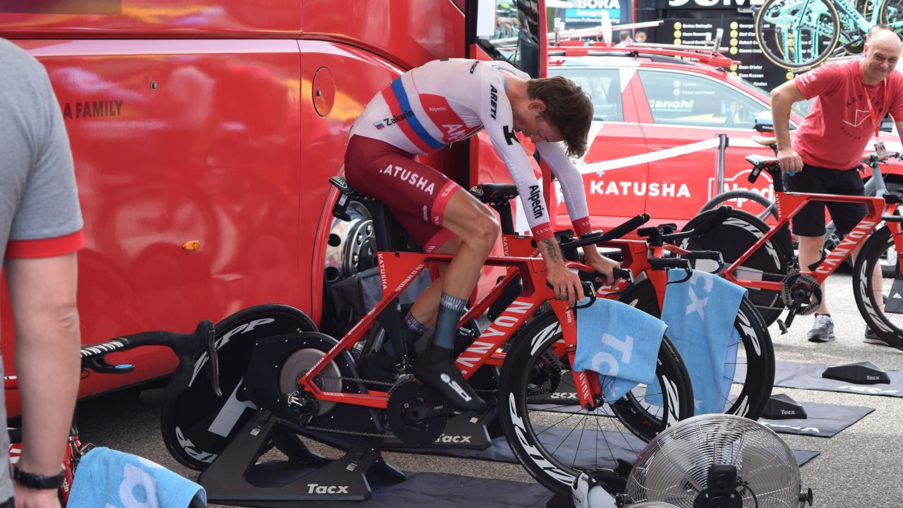 Russian national champion Ilnur Zakarin warms up ahead of the prologue